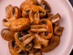 To absolutna podstawa przy smażeniu pieczarek. Dodaj, a doskonale wydobędziesz pełnię smaku z grzybów