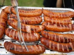 Polacy rezygnują z grilla? Coraz częściej liczą każdą kiełbaskę