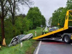 Sulęcin. Kierujący Volvo roztrzaskał się od drzewo. Nic mu się nie stało, był pijany