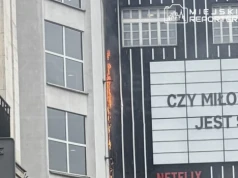 Pożar na elewacji zabytkowego domu towarowego w centrum Warszawy