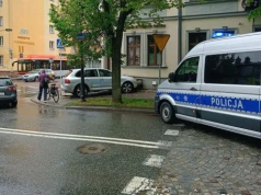 3 promile i zakaz prowadzenia. Kierowca Porsche wbił się w ścianę budynku