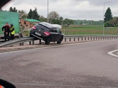 Na węźle nad S19 wjechała Citroenem na bariery. Kobiecie nic się nie stało