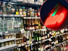 Tajemnicze srebrne tabliczki przy alkoholu w Dino. Klienci dyskutują