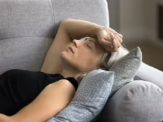 Drzemka dla zdrowia? Niekoniecznie. Najnowsze badanie wskazuje na jedno poważne zagrożenie