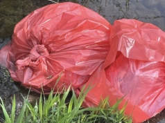 Tajemnicze pakunki w rzece pod Olsztynem. Mieszkańcy mówią o smrodzie padliny