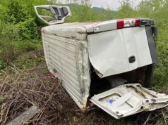 Groźne dachowanie na Sądecczyźnie. Auto wypadło z drogi, na miejscu duże utrudnienia