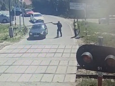 Rogatka opadła na dach auta. Sekundy od tragedii na przejeździe kolejowym pod Krakowem (Video)
