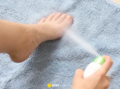 Ten spray przeciwgrzybiczny do stóp zmniejsza swędzenie i odkaża. Hit na lato