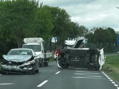 Zderzenie Kii z BMW podczas wyprzedzania. Jedno z aut wylądowało na boku