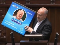 Wielkie opakowanie prezerwatyw i dryfujący balon. Sejmowa akcja bielskiego posła | WIDEO