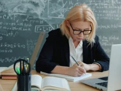 MEN przywraca prace domowe, ale z jedna zmianą. Nauczyciele będą zdawać "informację zwrotną"