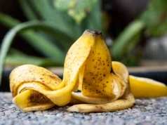 Nie wyrzucaj skórki bananów do kosza. Zakop je w ogrodzie