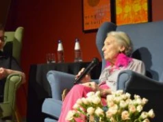 „Zawsze się jakoś otrząsnę i pójdę dalej” – Teresa Godlewska w Miejskiej Galerii Sztuki!