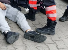 Oj bolało. Nastolatkowie na hulajnodze elektrycznej wjechali w samochód (ZDJĘCIA)