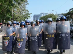 Chaos w azjatyckim kraju. W parlamencie padły strzały, na zewnątrz protesty