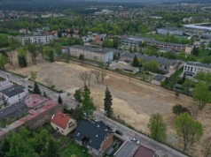 Niepewny los działki. Będą tam bloki komercyjne albo wojskowe