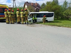 Dachowanie autobusu! Trzy osoby ranne, na miejscu lądował śmigłowiec LPR