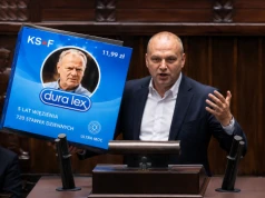 Karton „prezerwatyw” i balon w Sejmie. Poseł Konfederacji uderza w Tuska