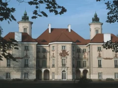 30 km od Warszawy stoi pałac z tajemnicą. Gościł elity i krył skandal. Dziś wita turystów