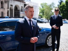 Magyar odcina się od Orbana. Koniec z kuloodpornym BMW i rezydencją