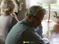 Jej mąż przesiaduje u młodej sąsiadki. "Robi z siebie błazna. Ale pani też jest winna"