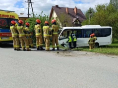 Groźny wypadek busa na Podkarpaciu. Pojazd dachował, trzy osoby w szpitalu