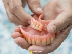 Ten nocny nawyk z protezą wciąż ma wielu fanów. Dentyści mówią: ostrożnie