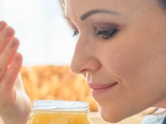 Pomaga przy męczącym kaszlu i obłędnie pachnie. Jak zrobić syrop z goździków?