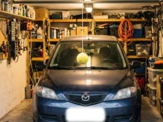 Masz ciasny garaż? Ten tani patent pomaga uniknąć kosztownych uszkodzeń
