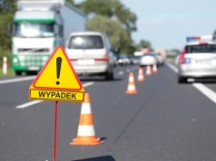 Wypadek na DK32 koło Zielonej Góry. Zderzenie samochodów, jeden uderzył w drzewo