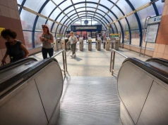 Niebieskie wiaty z lat 90. przy metrze Centrum znikną. Jak będą wyglądać nowe?