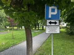 94-latka uszkodziła samochód na Leszczyńskiej. Rysowała auto sąsiada białą kredą