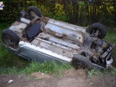 Policjanci po służbie ruszyli na ratunek. Toyota dachowała na DK17 w Chomęciskach Małych