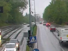 Spektakularnie rozbił auto o barierki na Warszawskiej w Olsztynie. Uciekł z miejsca kolizji