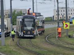 Tramwaj wykoleił się na zjeździe z Mostu Kotlarskiego. Złamany pantograf i duże utrudnienia w Krakowie