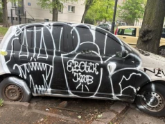 Kolejny porzucony wrak na łódzkiej ulicy. Stoi na miejscu objętym płatnym parkowaniem