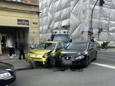 Groźnie wyglądająca kraksa w centrum. Zderzyły się dwa auta, uszkodzony został także trzeci pojazd