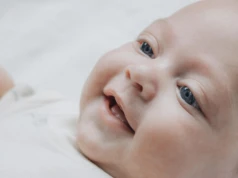 Swędząca wysypka u dziecka – kiedy to tylko podrażnienie, a kiedy sygnał alarmowy?