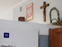 Do szkół wróci obowiązkowa religia? Posłowie mówią o "skandalu"
