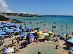 12 tys. zł za rezerwację leżaka na plaży. Turyści ustawiają się w kolejkach
