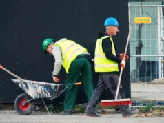 Tysiące ludzi stracą pracę. Fala zwolnień uderzy w Polskę