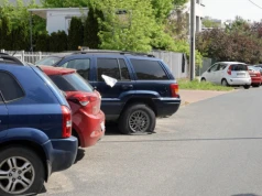 Parkujesz auto pod prąd? Jeden błąd i policja wystawi mandat za niebezpieczny manewr