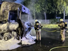 Zestaw stanął w płomieniach, kierowca spał w kabinie – świadek uratował sytuację
