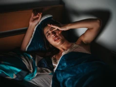 Wstajesz i ręka od razu wędruje w jednym kierunku? Poranny nawyk może zepsuć ci cały dzień