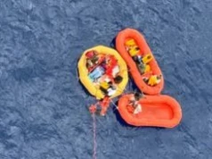 Podjęli z oceanu 11 rozbitków. Akcja ratunkowa po wodowaniu samolotu
