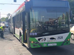 Lublin: z lewego pasa skręcała w prawo, rozbiła nowy autobus. Pasażerowie w szpitalu