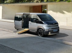 Kia prezentuje PV5 WAV Side Entry na rynek europejski. Wózek inwalidzki wjedzie po rampie