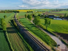 Pociągi przyspieszą, rolnicy utkną przed torami. Sprawdź, co planuje PKP