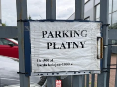 Kartki z "cennikiem" za parkowanie zniknęły z Morelowej. Mamy stanowisko miasta