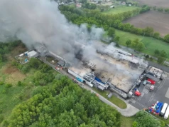 Pożar hali w Chróścinie. Z ogniem walczy ponad 40 zastępów